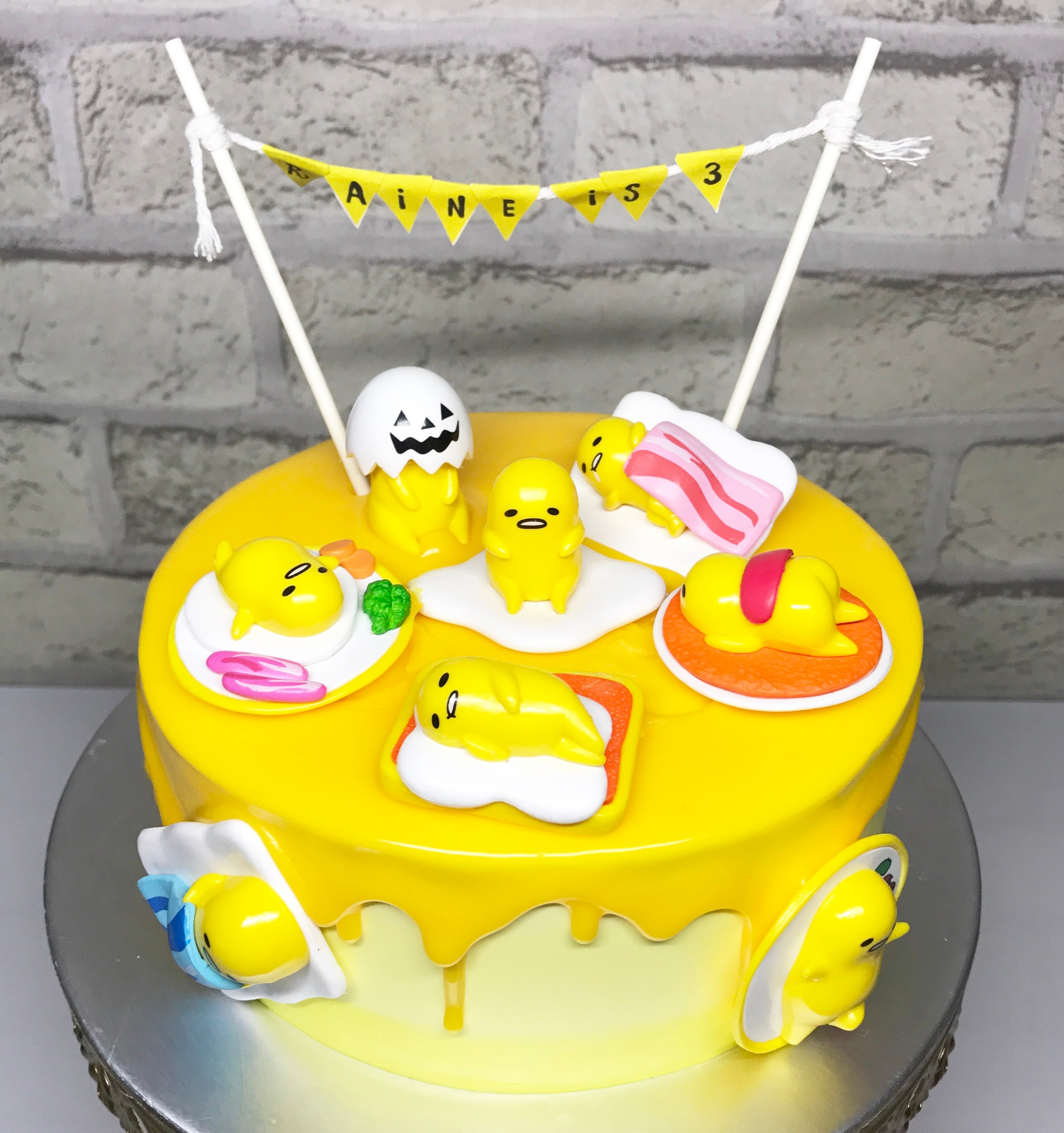 Premium Photo | Spiku or lapis surabaya or surabaya layer cake is three  layers rich egg yolk sponge cake